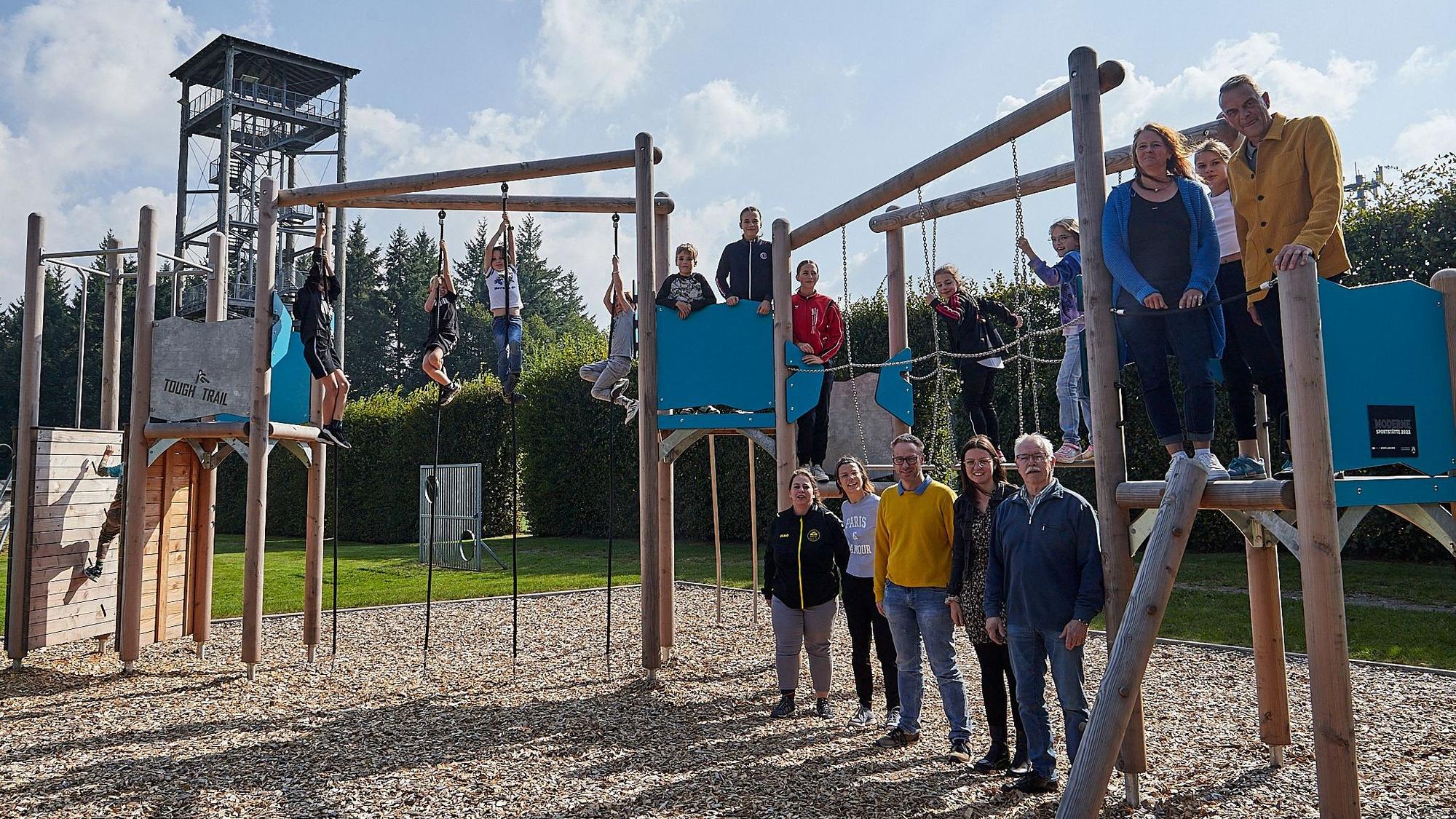 Sportfreunde aus Hellenthal und von der Gemeindeverwaltung haben sich fürs Foto rund um das neue Sportgerät am Weißen Stein aufgestellt.