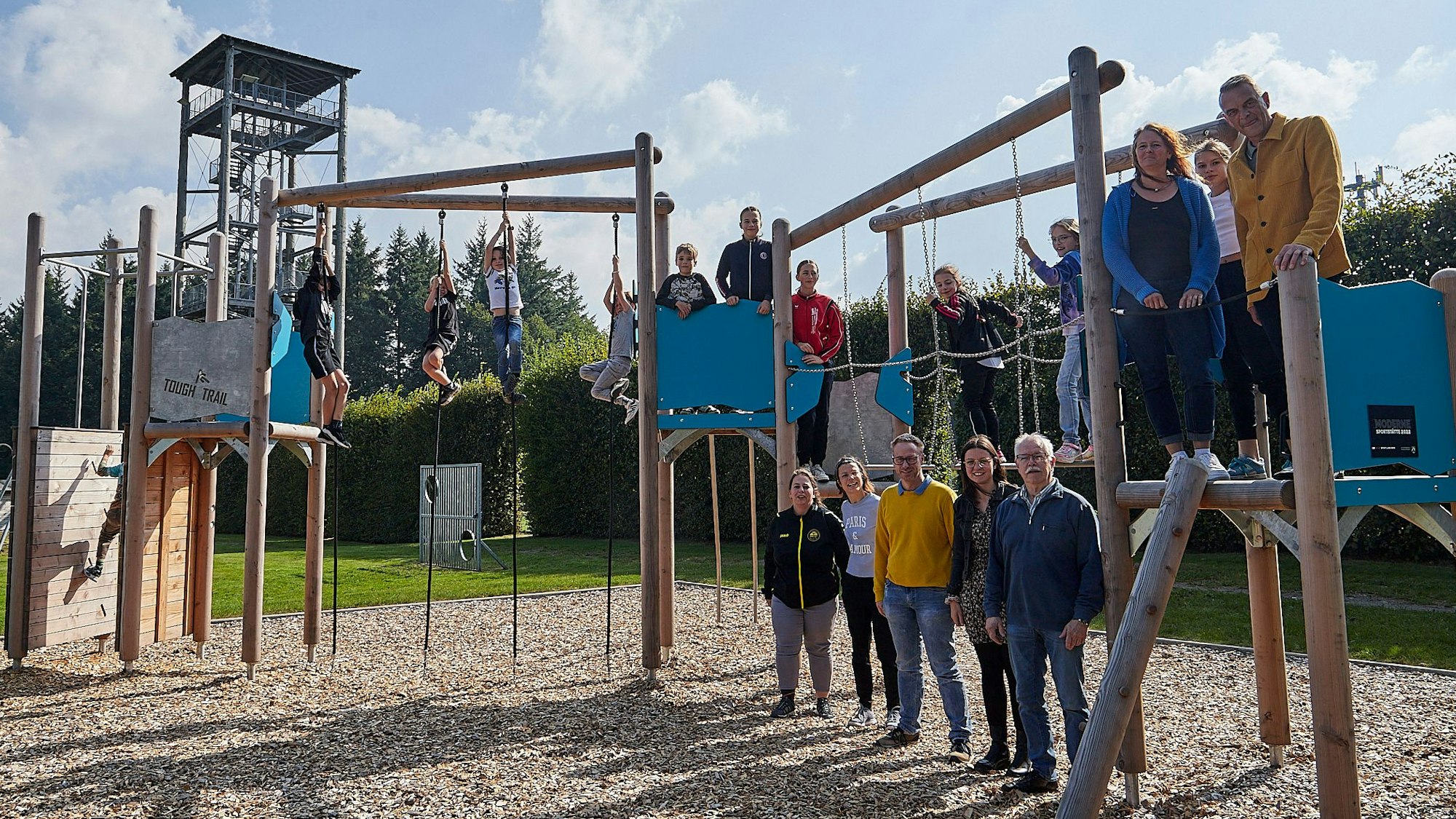 Sportfreunde aus Hellenthal und von der Gemeindeverwaltung haben sich fürs Foto rund um das neue Sportgerät am Weißen Stein aufgestellt.