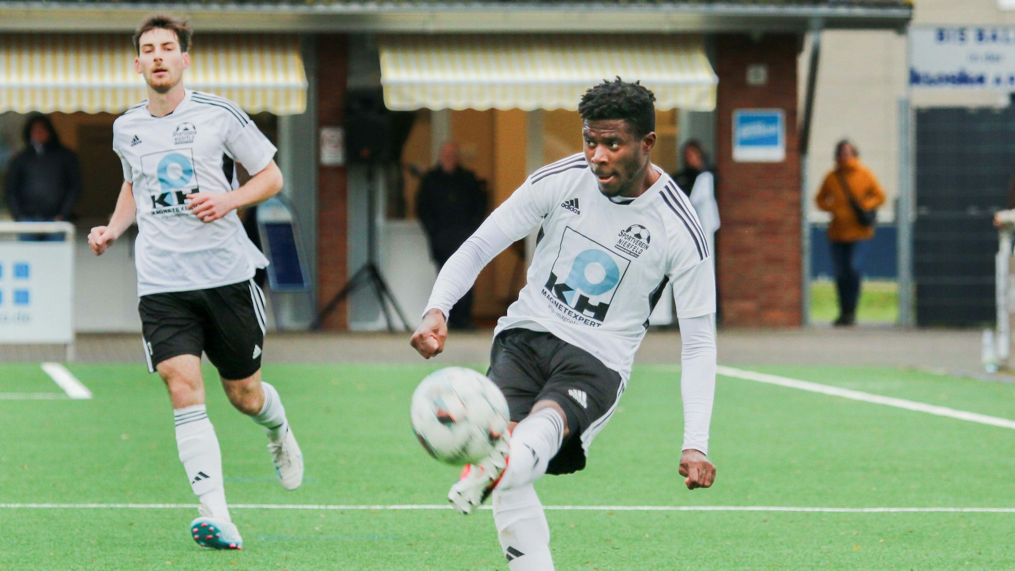 Nierfelds Spieler Tomas Delcio Mateus spielt einen Pass, im Hintergrund läuft ein Mitspieler.
