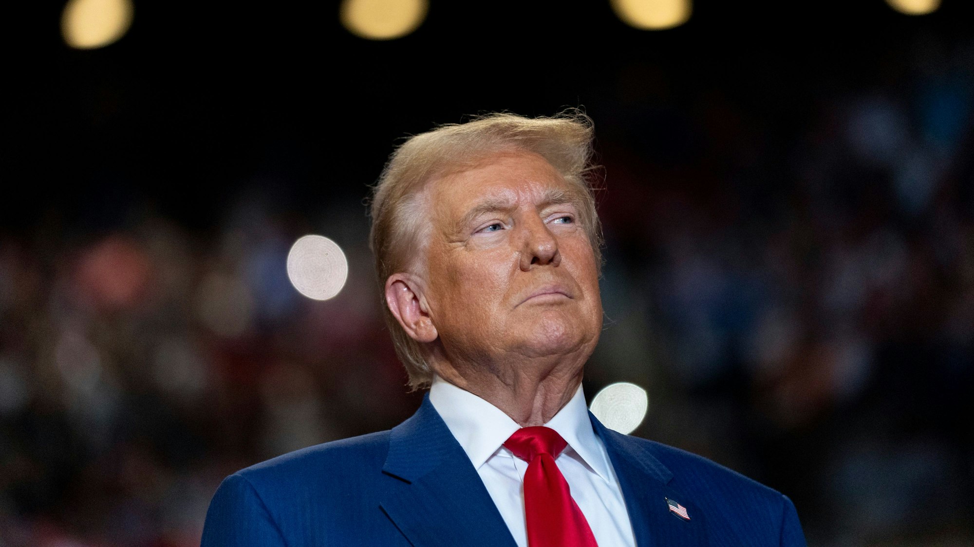 Der republikanische Präsidentschaftskandidat und frühere US-Präsident Donald Trump spricht bei einer Wahlkampfveranstaltung im Nassau Coliseum.