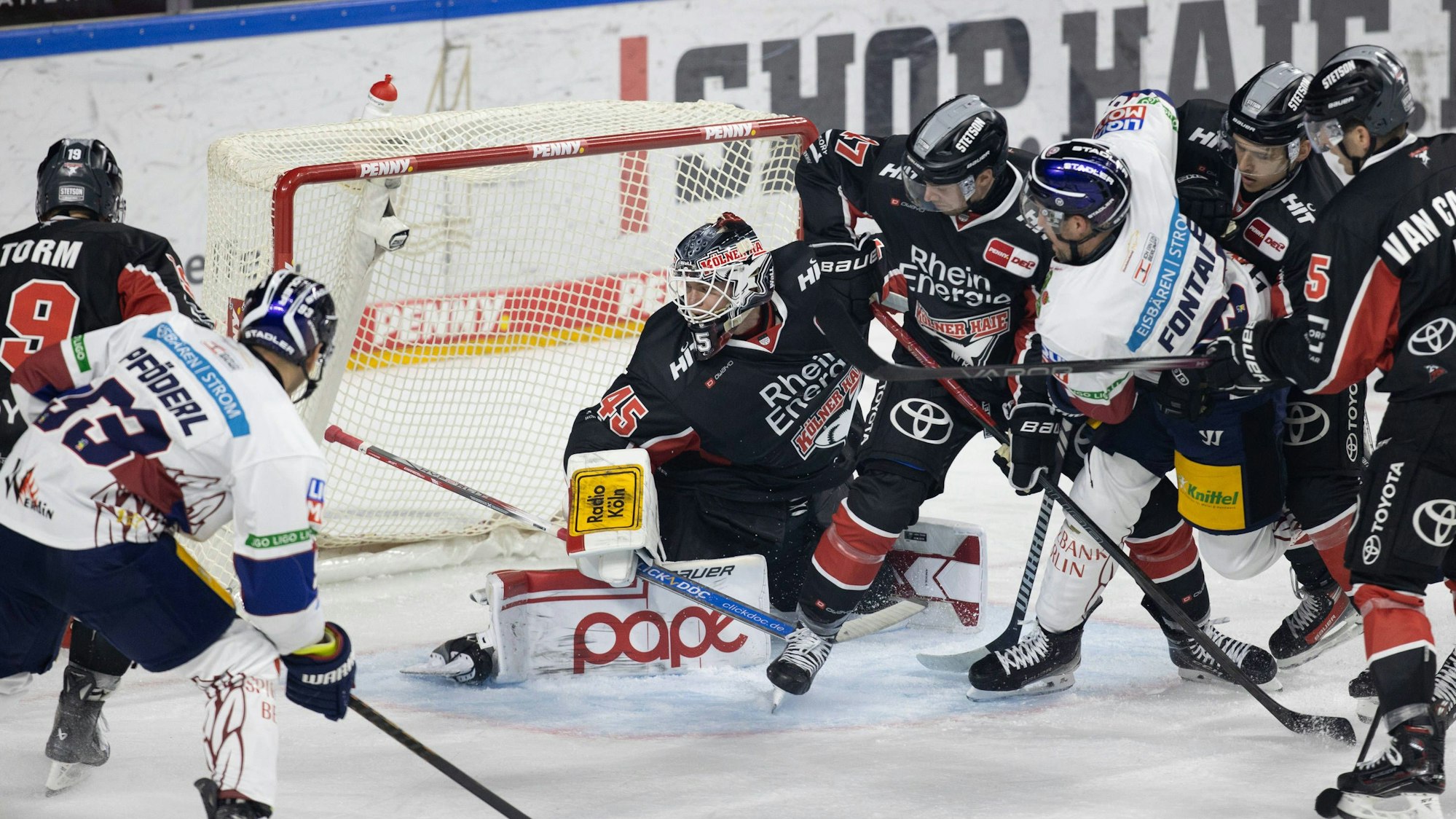Der erste Gegentreffer der neuen Saison: Gabriel Fontaine (r.) setzt sich beim 1:0 gegen die gesamte Kölner Abwehr durch.