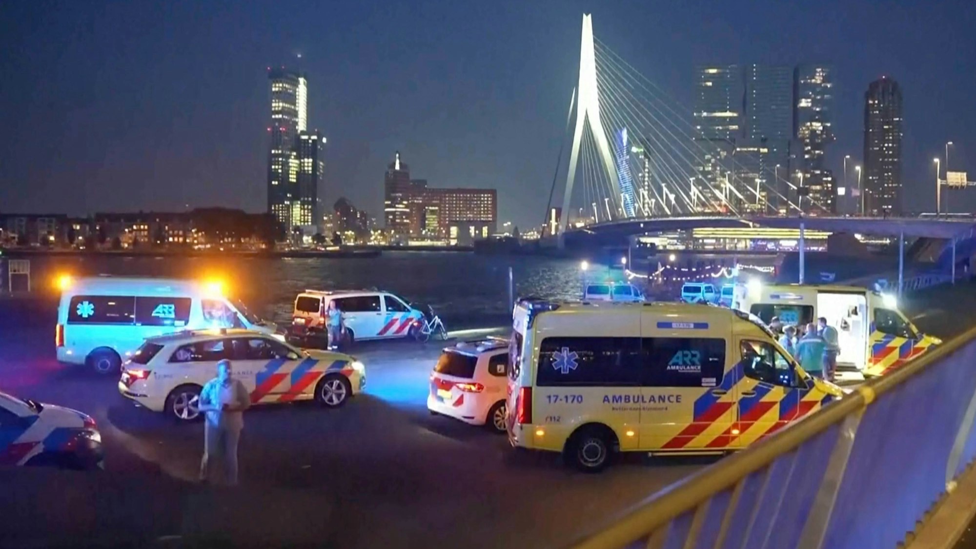 Einsatzkräfte stehen nach einer Messerstecherei am 19. September 2024 in der Hafenstadt Rotterdam nahe der Erasmusbrücke.