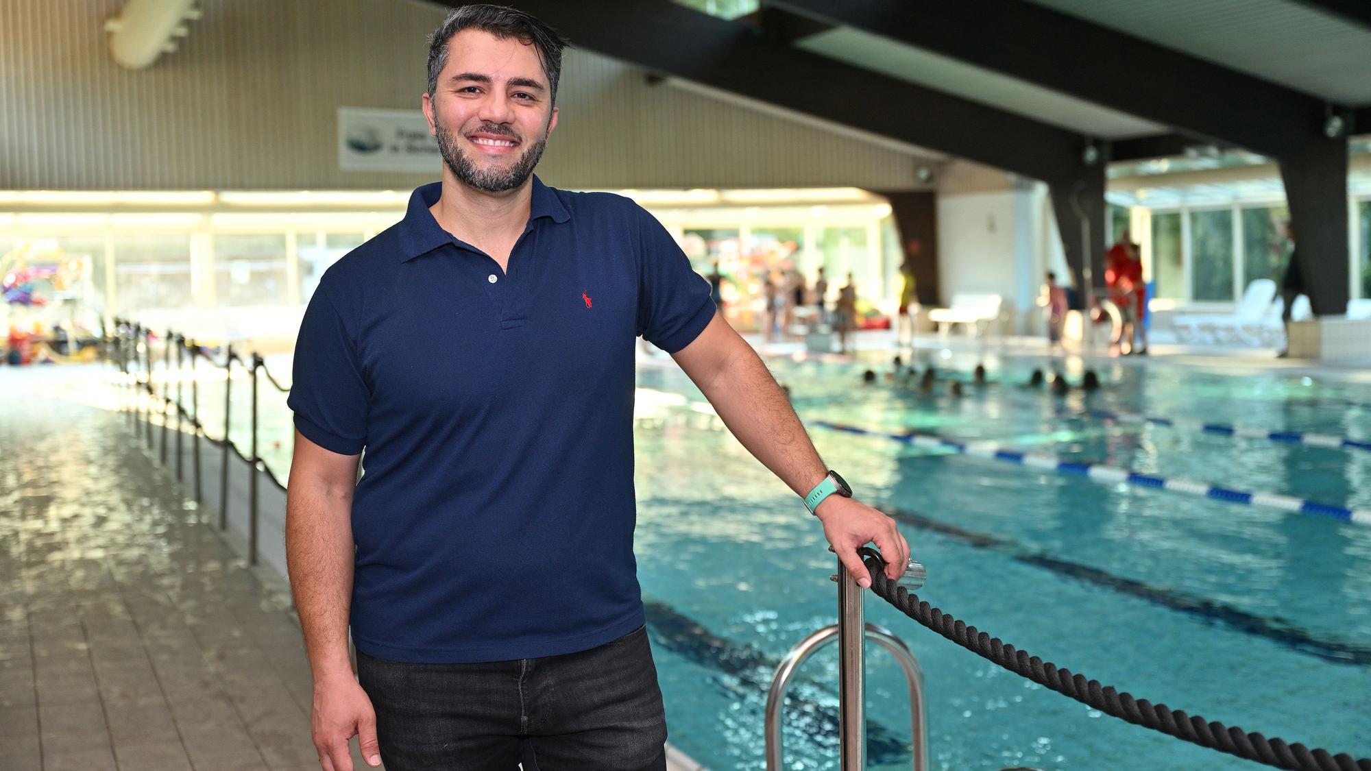 Das Foto zeigt Daniel Zandi von der Schwimmschule ORCA Lymoics