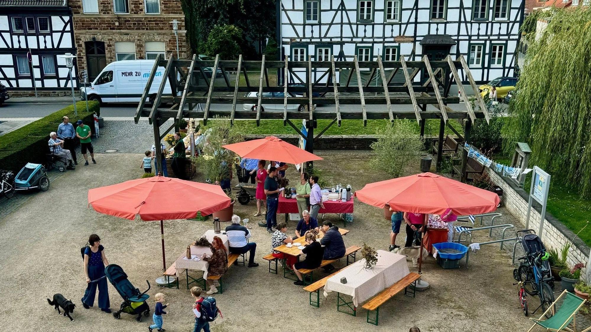 Blick auf den Vorplatz der Burg Altendorf mit Ständen.