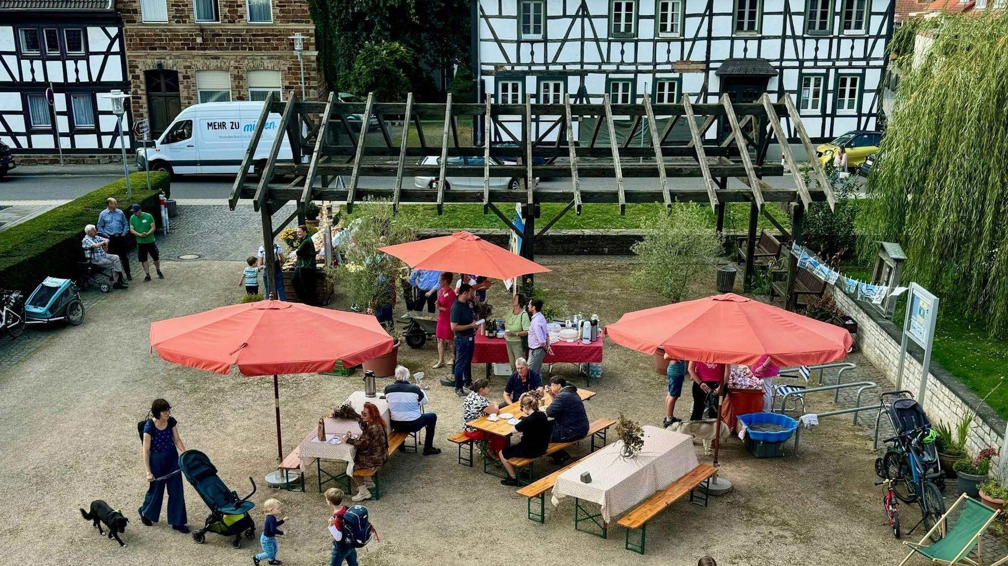 Blick auf den Vorplatz der Burg Altendorf mit Ständen.