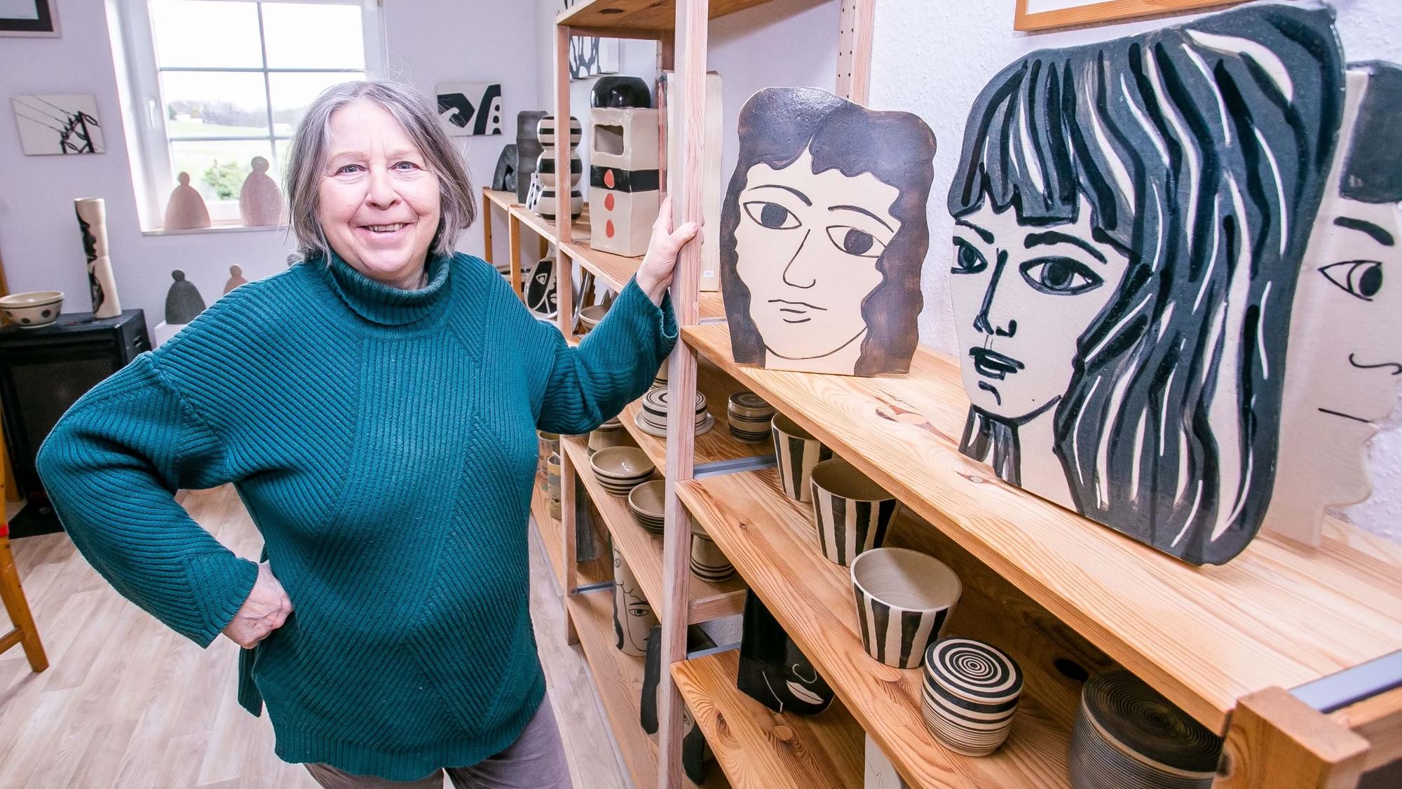 Das Bild zeigt Martine Dupont in ihrem Atelier.