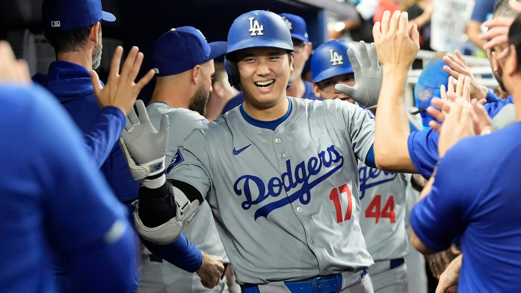 Shohei Ohtani (17) von den Los Angeles Dodgers feiert, nachdem er im sechsten Inning eines Baseballspiels gegen die Miami Marlins im loan Depot Park einen ganz besondren Homerun geschlagen hat.