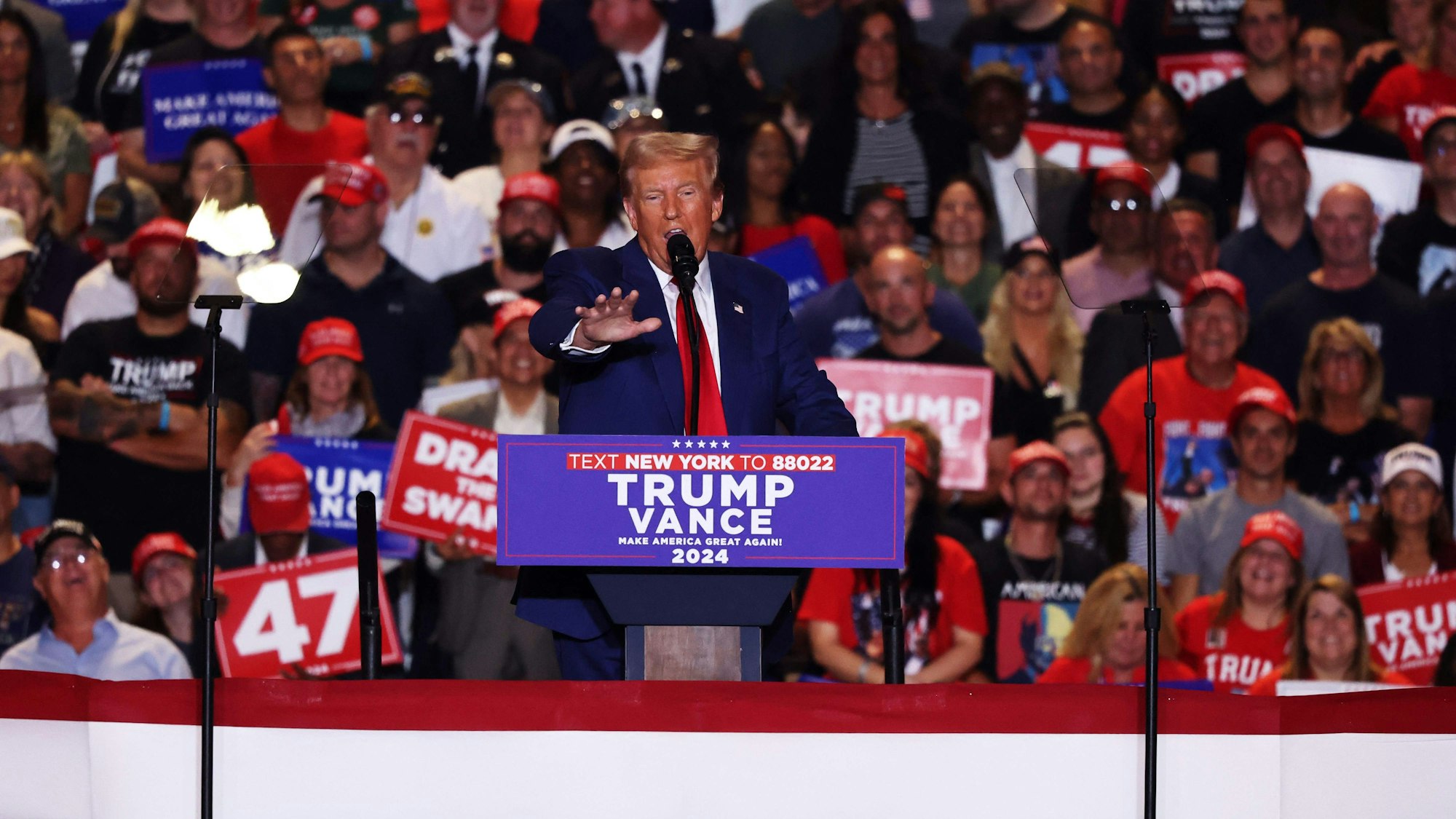 Darauf, dass zu seinen Veranstaltungen viele Zuschauerinnen und Zuschauer kommen, legt Donald Trump großen wert.