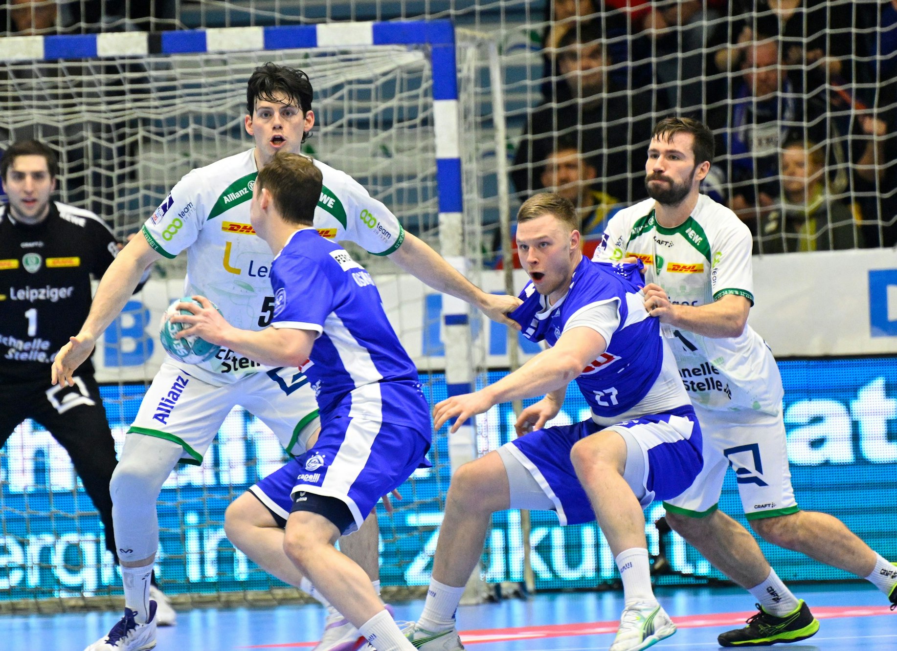 Der VfL versucht die Abwehr der Leipziger um Simon Ernst zu umspielen.