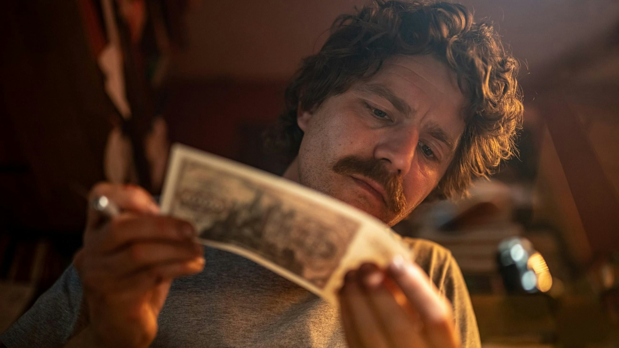 Arno (Friedrich Mücke) fälscht 1000 Mark Scheine.