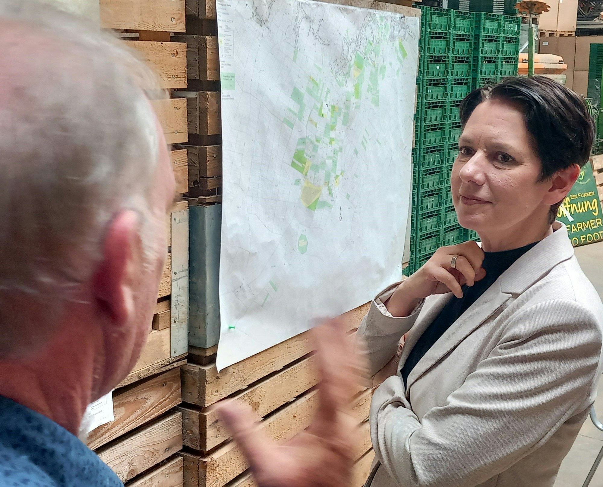 NRW-Landwirtschaftsministerin Silke Gorißen spricht mit Norbert Pesch über die ausgeweiteten Wasserrechte.