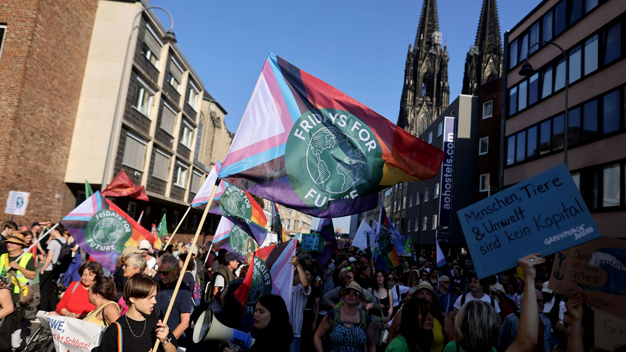 Demonstranten versammeln sich in der Komödienstraße vor dem Dom.