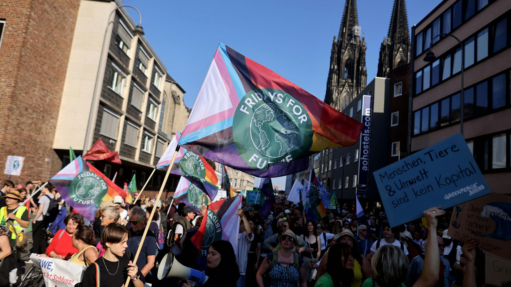 Demonstranten versammeln sich in der Komödienstraße vor dem Dom.