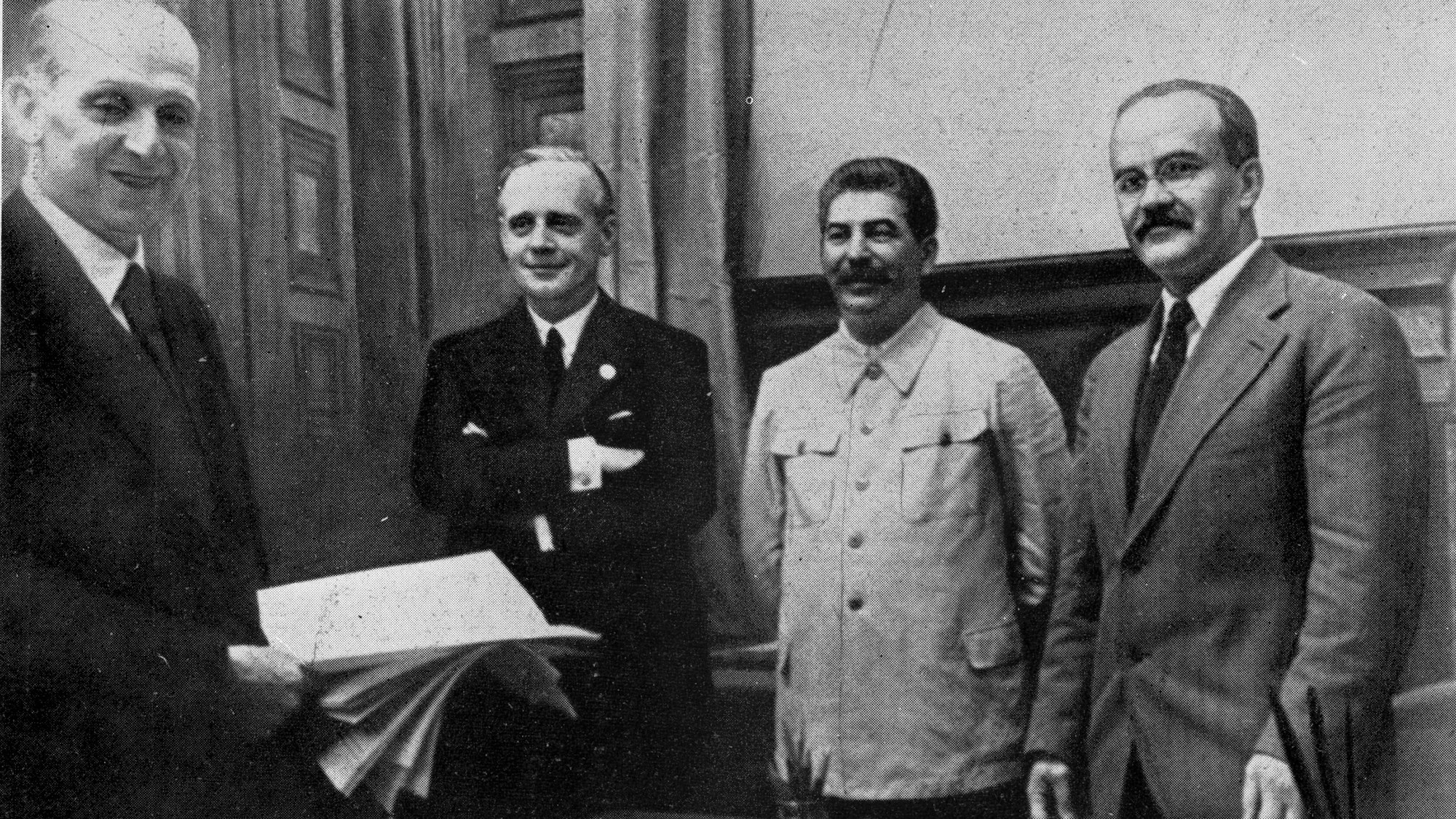 Friedrich Gaus (l.), Joachim von Ribbentrop, Josef Stalin und Wjatscheslaw Molotow bei der Unterzeichnung des sogenannten „Molotow-Ribbentrop-Paktes“. (Archivbild)