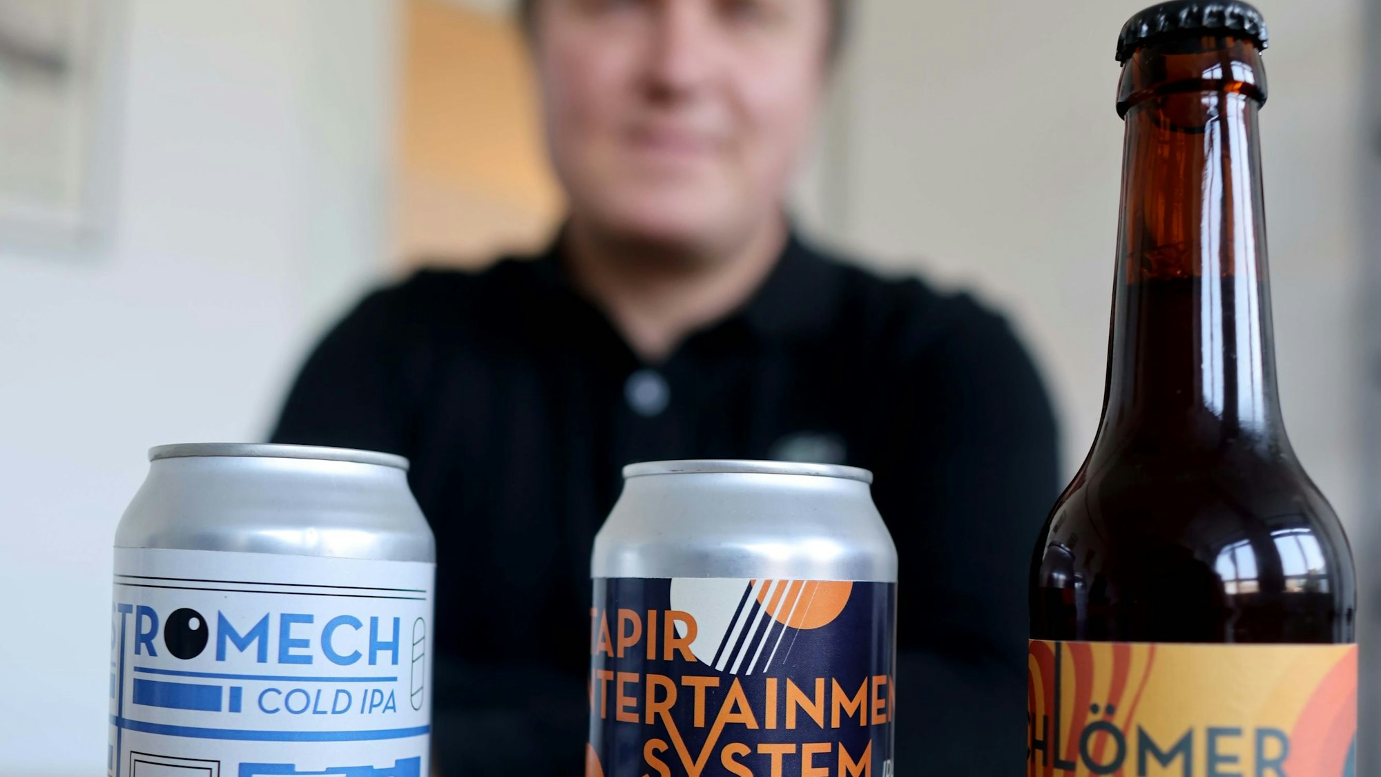 Auf dem Foto sieht man zwei Dosen und eine Flasche Craft Beer.