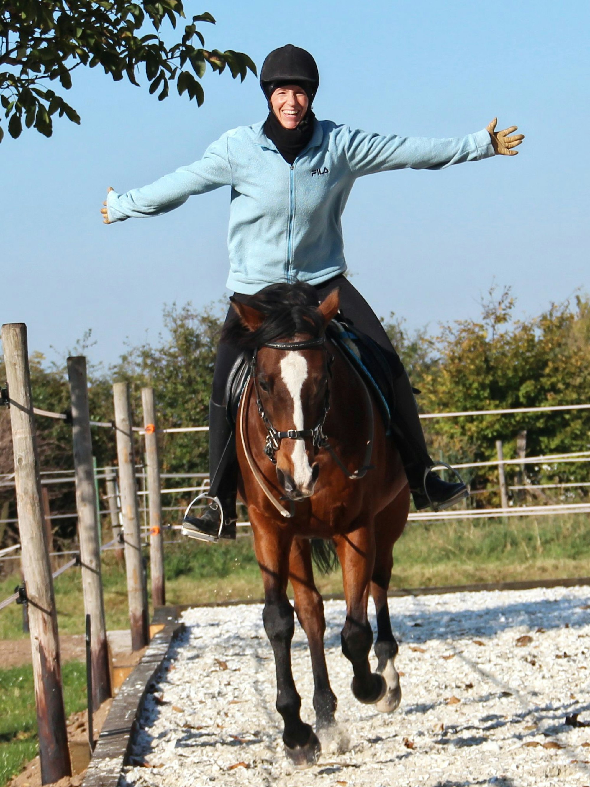 Das Bild zeigt die Autorin Christine Blödtner auf ihrem Pferd.