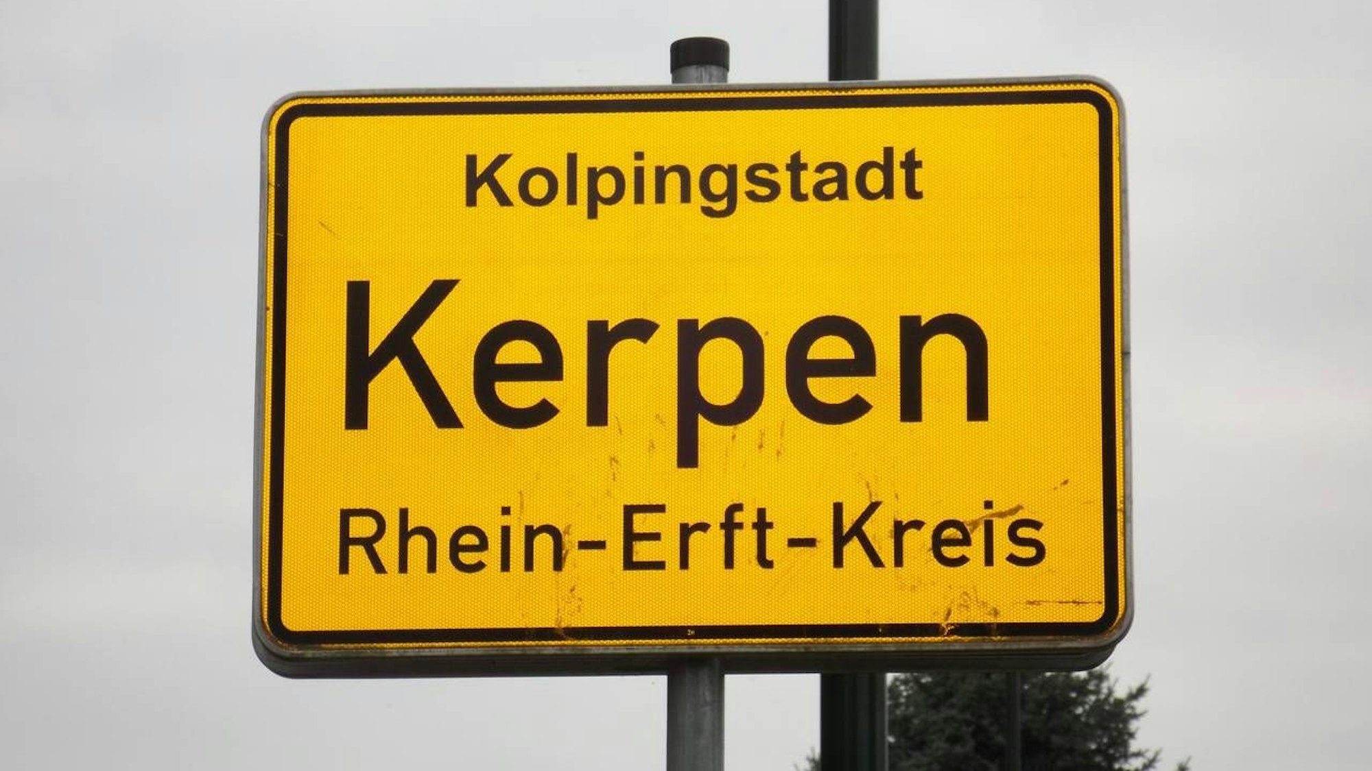 Auf dem Foto ist ein Ortseingangsschild nach Kerpen zu sehen.