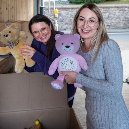 Das Bild zeigt die beiden Flamersheimerinnen, die jeweils ein Kuscheltier in den Händen haben.