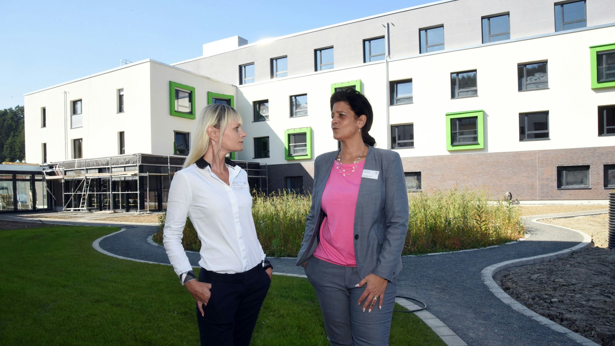 Zwei Frauen vor dem Gebäude.