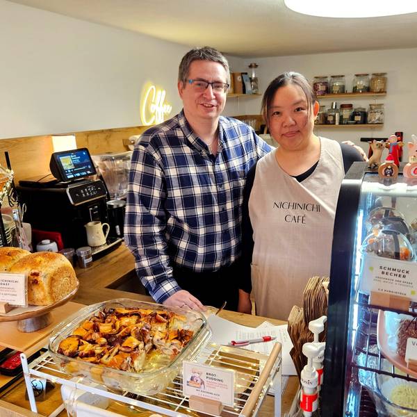 Phaedra Fang und ihr Mann Jens-Jakob Geiermann stehen nebeneinander hinter der Verkaufstheke.