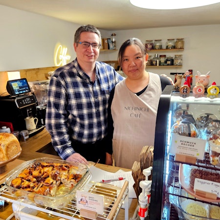 Phaedra Fang und ihr Mann Jens-Jakob Geiermann stehen nebeneinander hinter der Verkaufstheke.