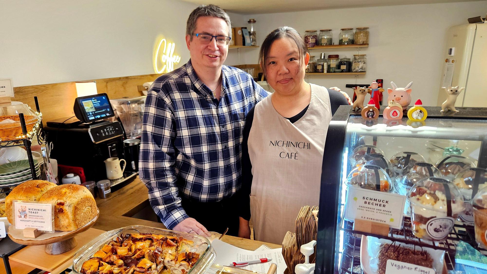 Phaedra Fang und ihr Mann Jens-Jakob Geiermann stehen nebeneinander hinter der Verkaufstheke.
