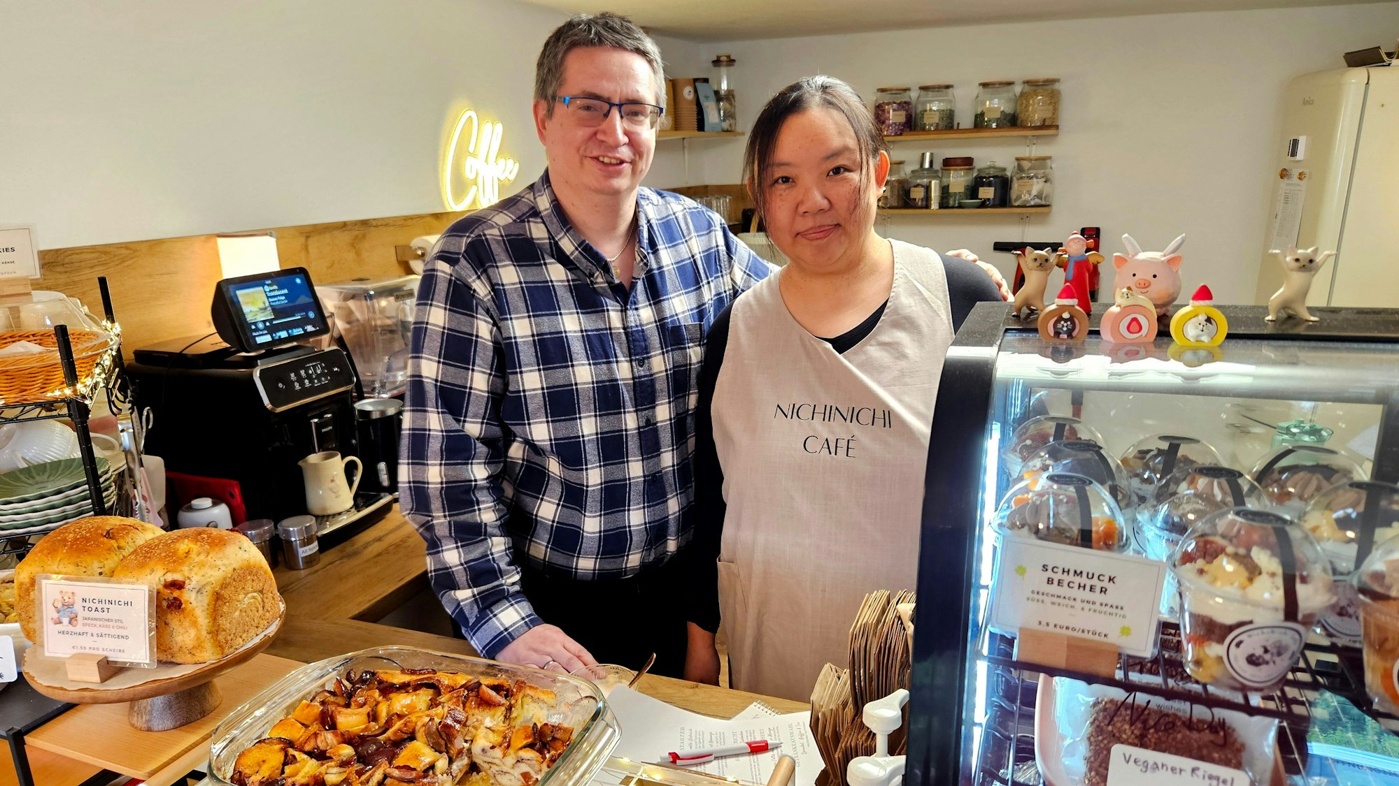 Phaedra Fang und ihr Mann Jens-Jakob Geiermann stehen nebeneinander hinter der Verkaufstheke.