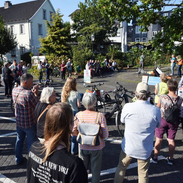 Auf dem Marktplatz in Lindlar demonstrierten rund 100 Menschen.