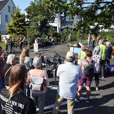 Auf dem Marktplatz in Lindlar demonstrierten rund 100 Menschen.