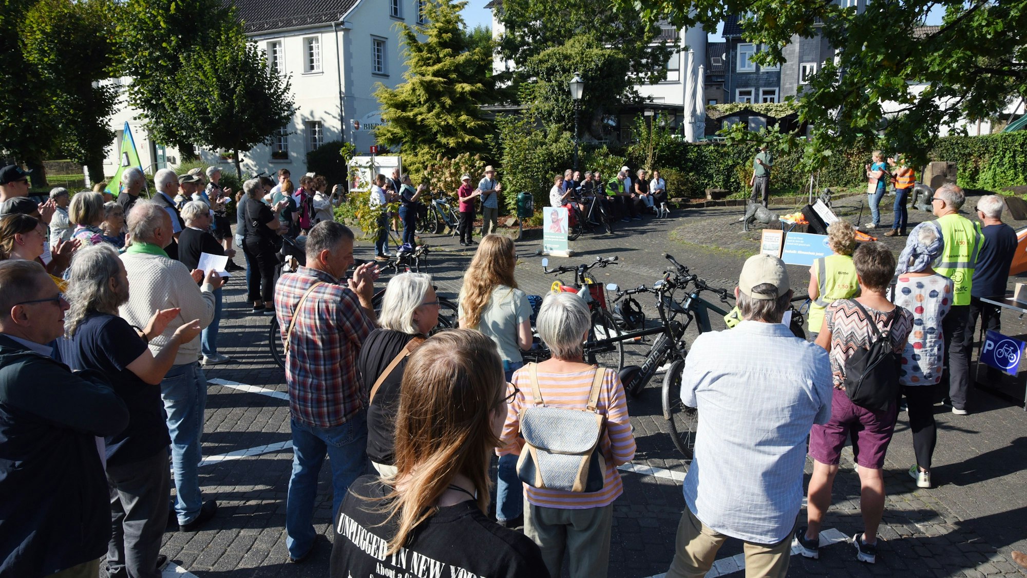 Auf dem Marktplatz in Lindlar demonstrierten rund 100 Menschen.