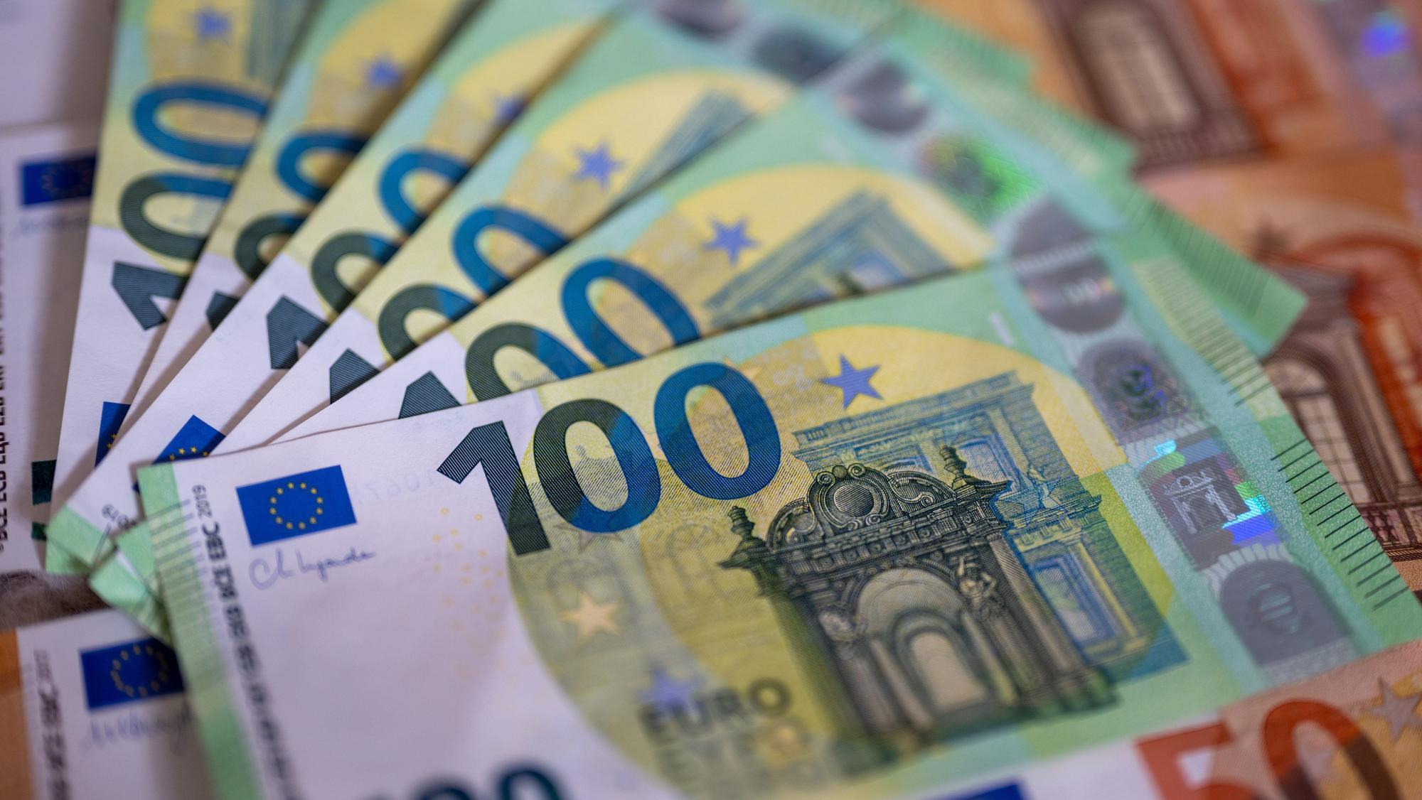 Geldscheine mit dem Wert von 100 und 50 Euro liegen auf einem Tisch.