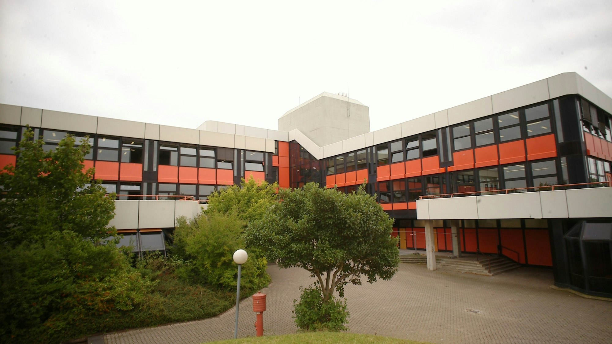 Das Bild zeigt ein Schulgebäude.