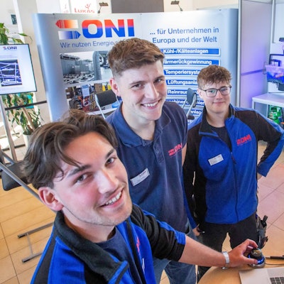 Für die Ausbildung bei der Firma ONI warben die Auszubildenden Kevin Schmidt, Timo Jansen, Tim Sander (v.l.).