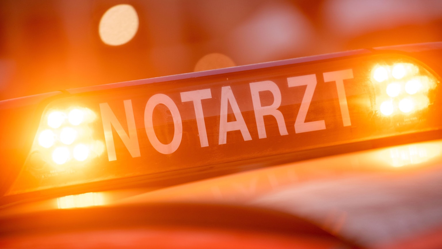 Ein Schild mit der Aufschrift "Notarzt" steht auf einem Einsatzwagen eines Notarztes (Symbolbild).