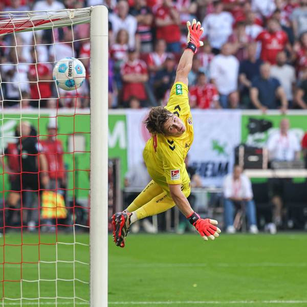 Unfassbar: Jona Niemiecs verunglückter Flankenball schlägt hinter dem machtlosen Kölner Keeper Jonas Urbig zum 2:2-Ausgleich ein.