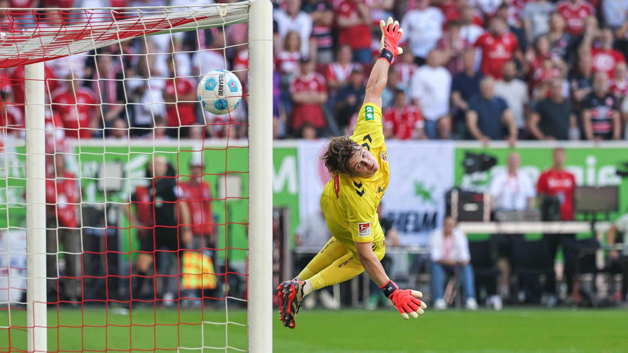 Unfassbar: Jona Niemiecs verunglückter Flankenball schlägt hinter dem machtlosen Kölner Keeper Jonas Urbig zum 2:2-Ausgleich ein.