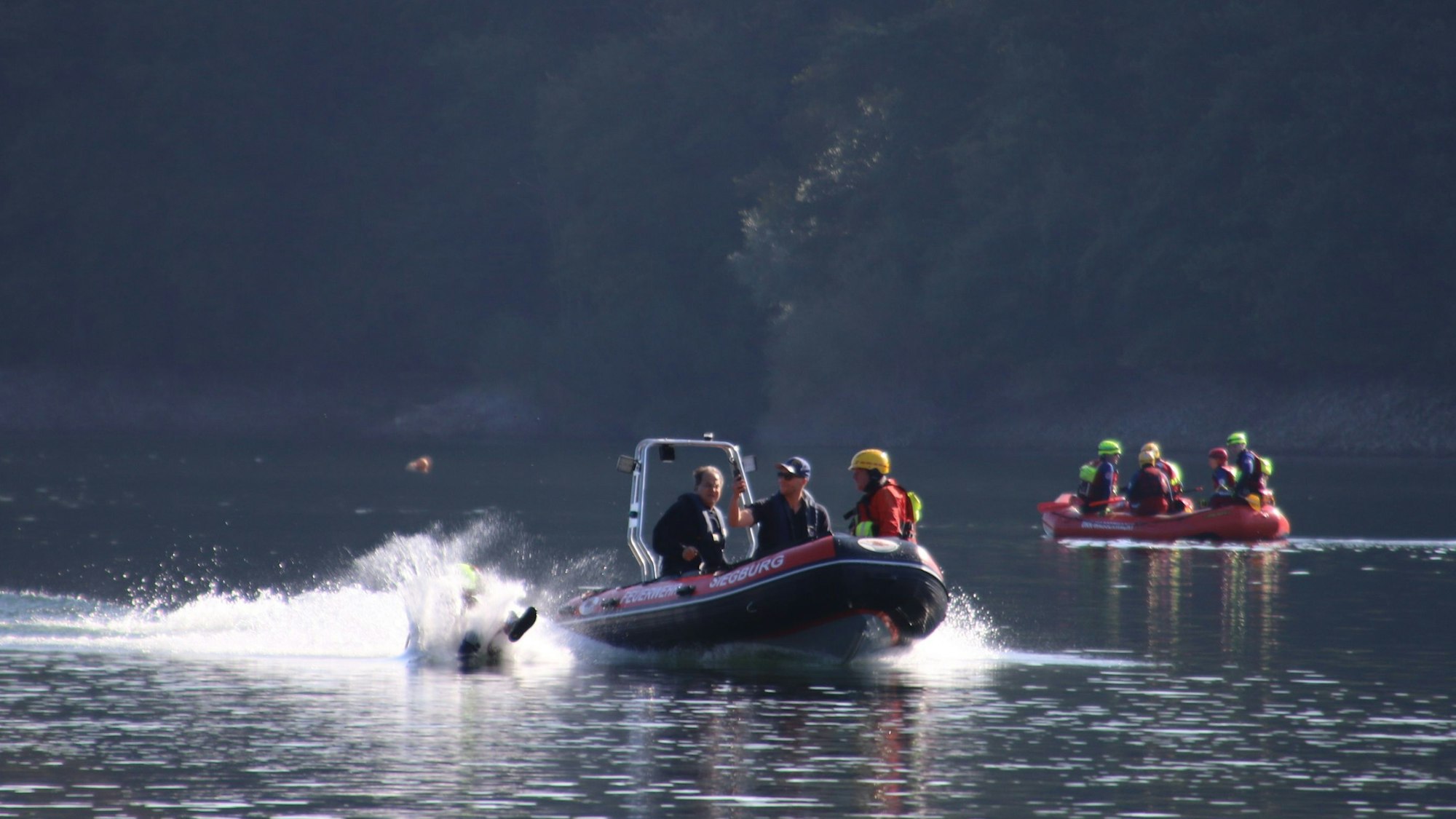 Ein Schwimmer schlägt auf dem Wasser auf.