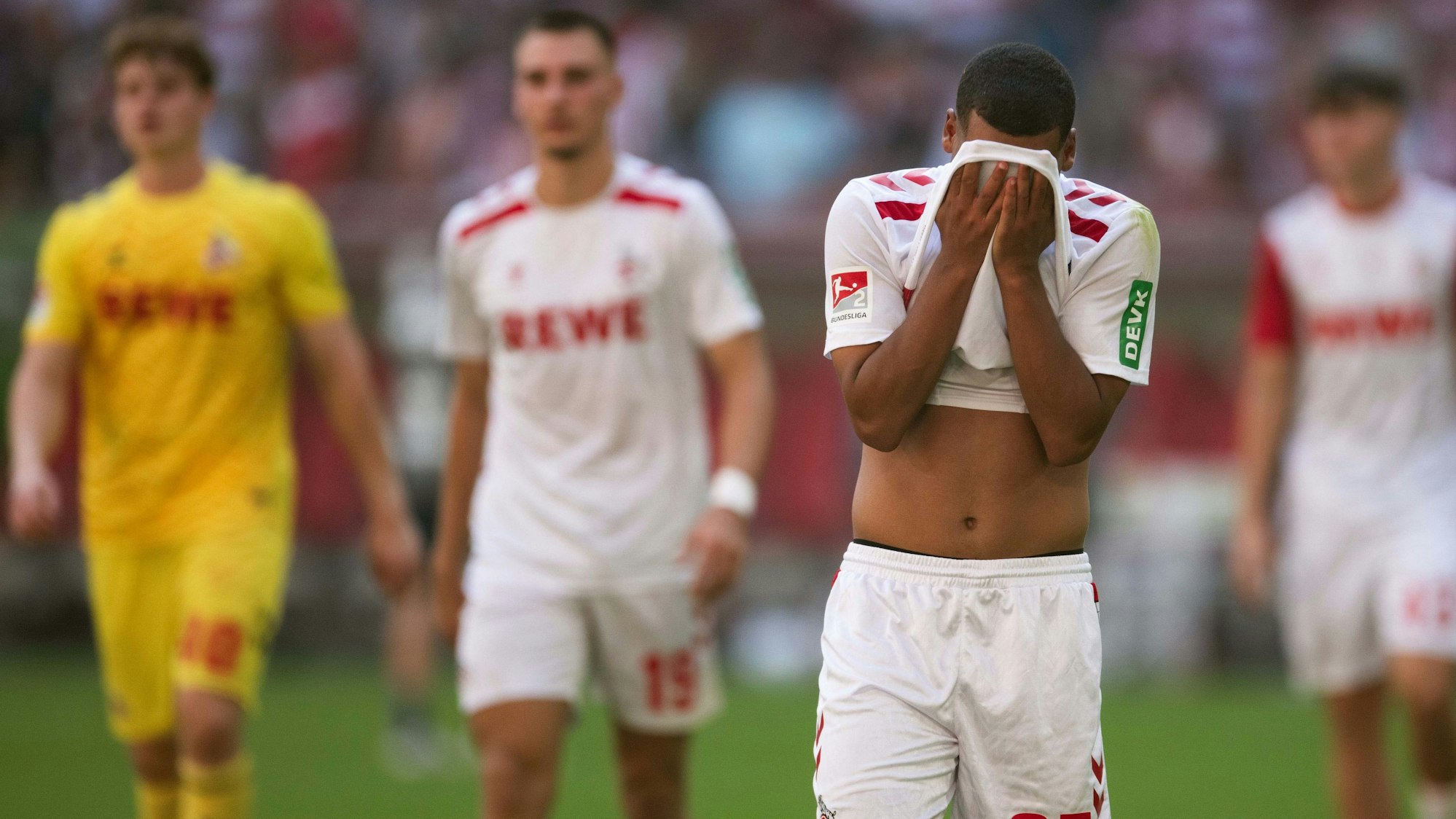 Riesige Enttäuschung: Kölns Linton Maina schlägt nach der dem 2:2 im Rheinderby in Düsseldorf die Hände vors Gesicht.