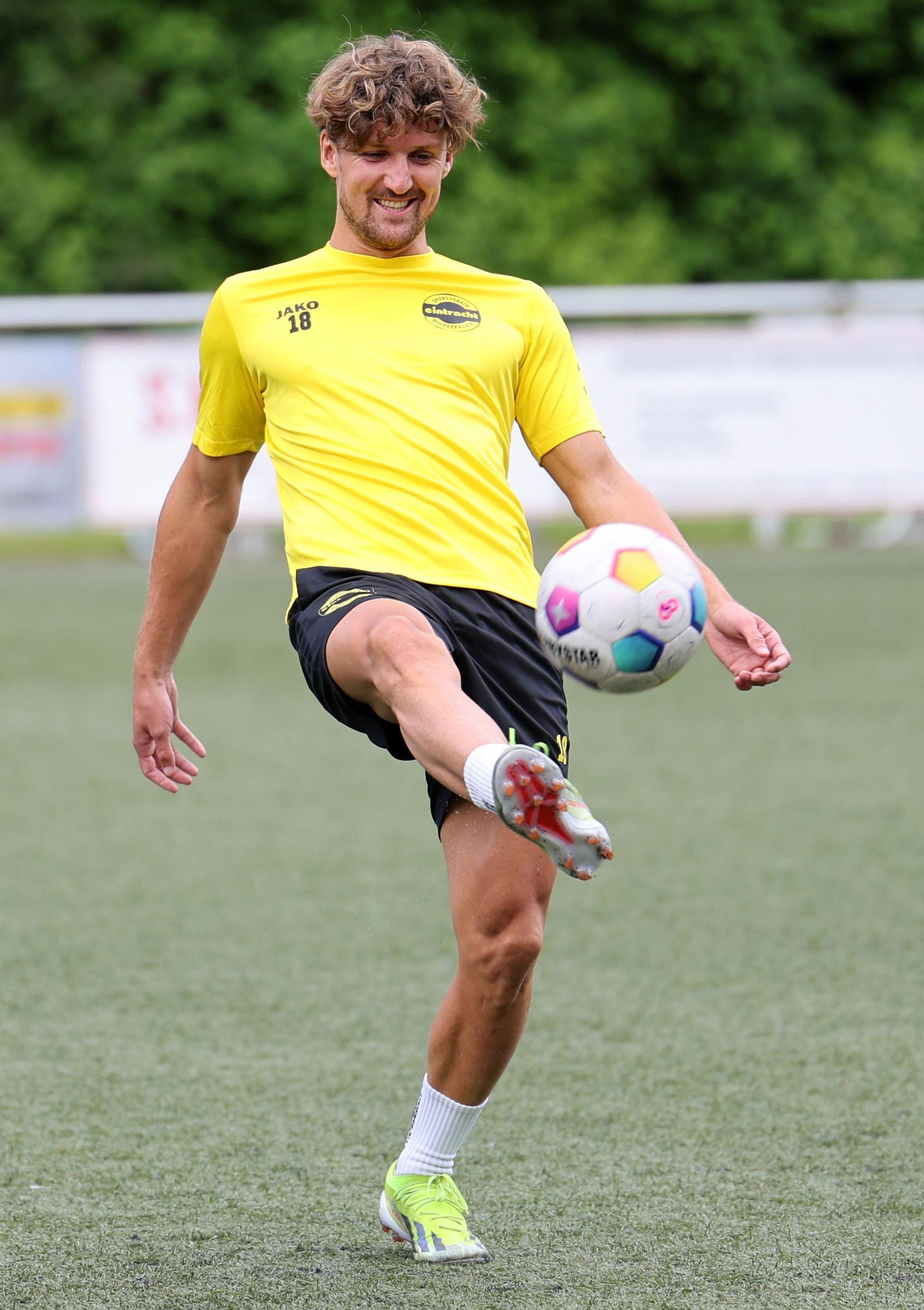 Enzo Wirtz spielt mit dem Ball am Fuß.