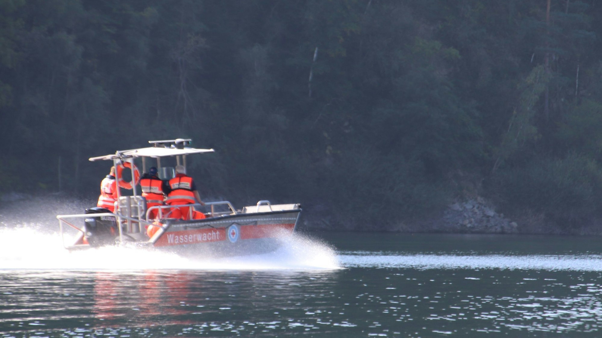 Ein Boot fährt über die Wahnbachtalsperre.