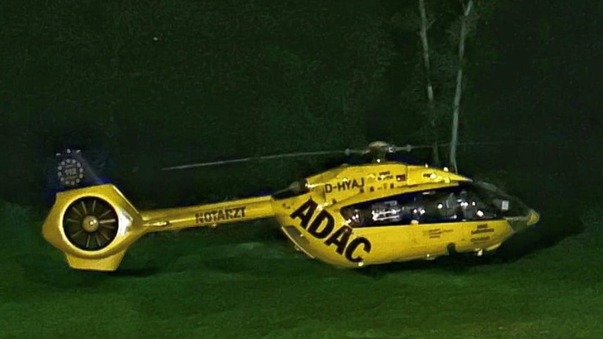Rettungshubschrauber auf einer Wiese in Bickenbach.