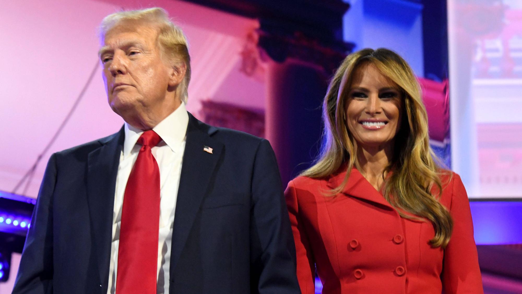 Donald Trump (l.) mit seiner Frau Melania beim Parteitag der Republikaner im Juli. (Archivbild)