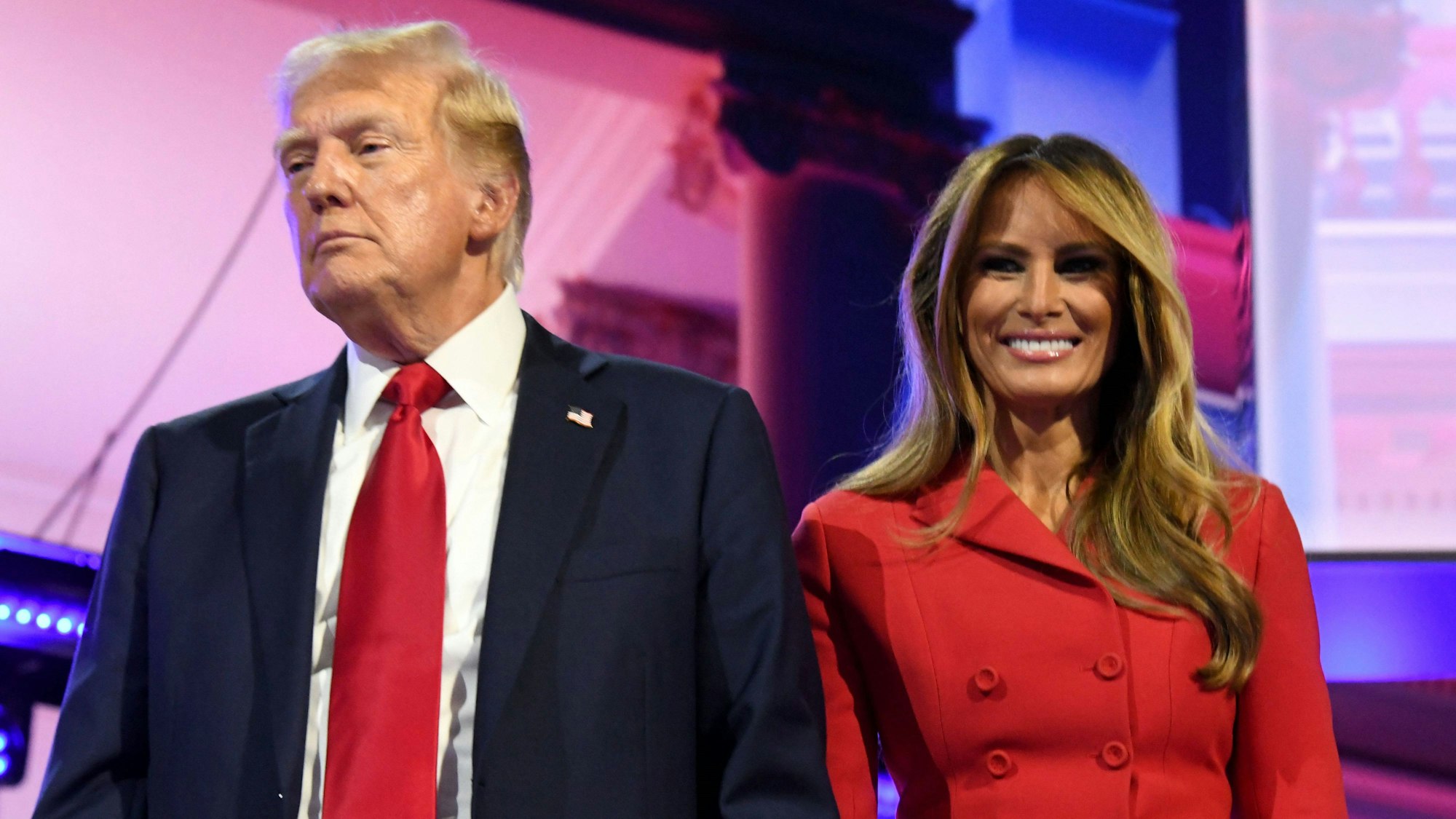Donald Trump (l.) mit seiner Frau Melania beim Parteitag der Republikaner im Juli. (Archivbild)