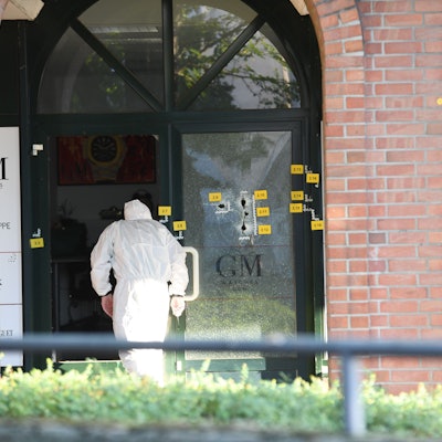 Schüsse auf ein Uhrengeschäft aufder Neusser Straße in Niehl