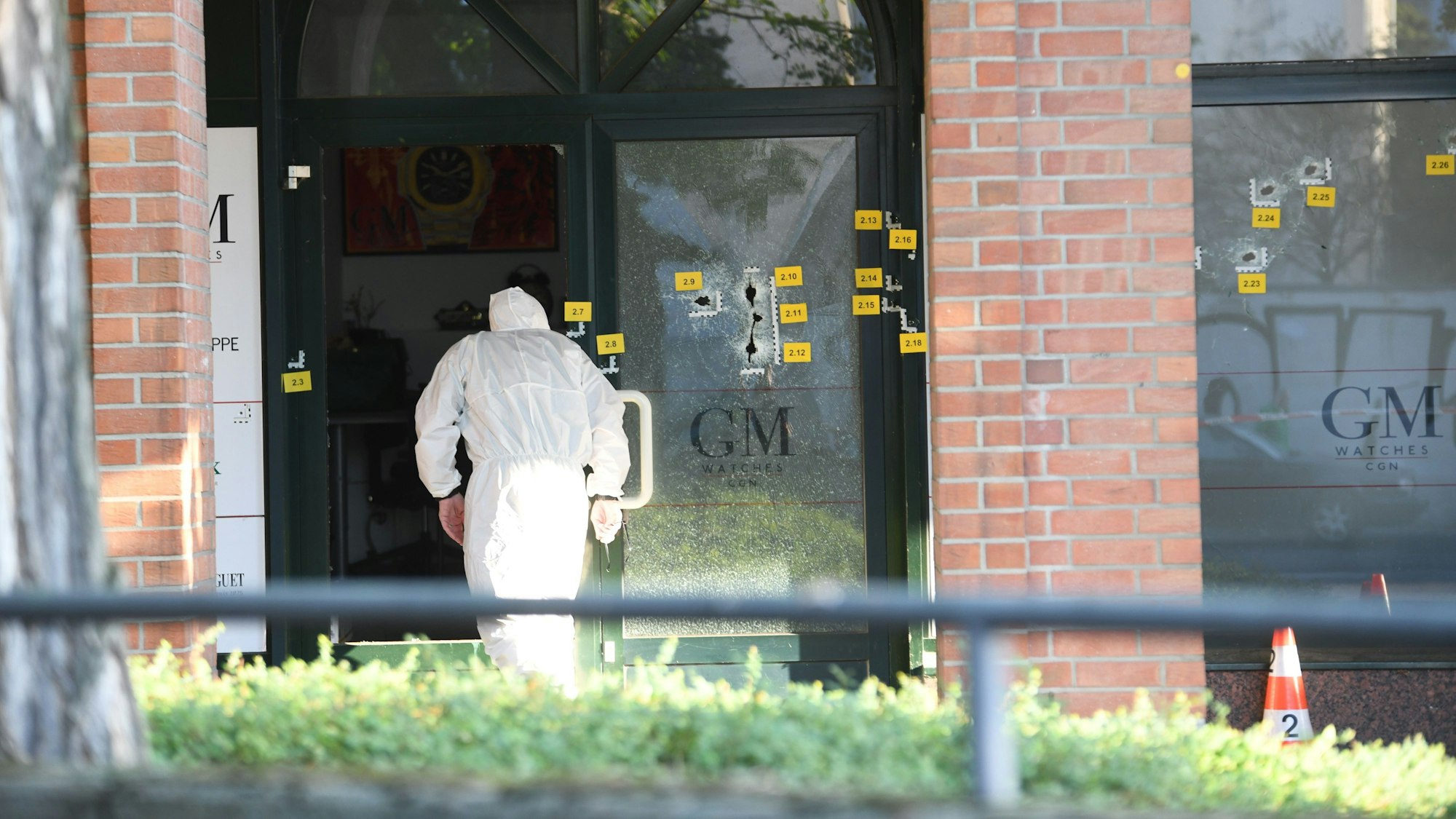 Schüsse auf ein Uhrengeschäft aufder Neusser Straße in Niehl