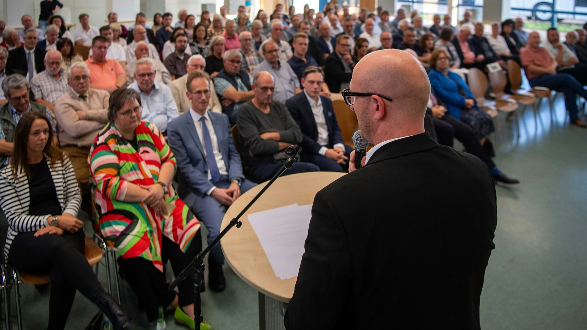 Ingo Pfennings steht vor dem Podium und hält seine Rede.