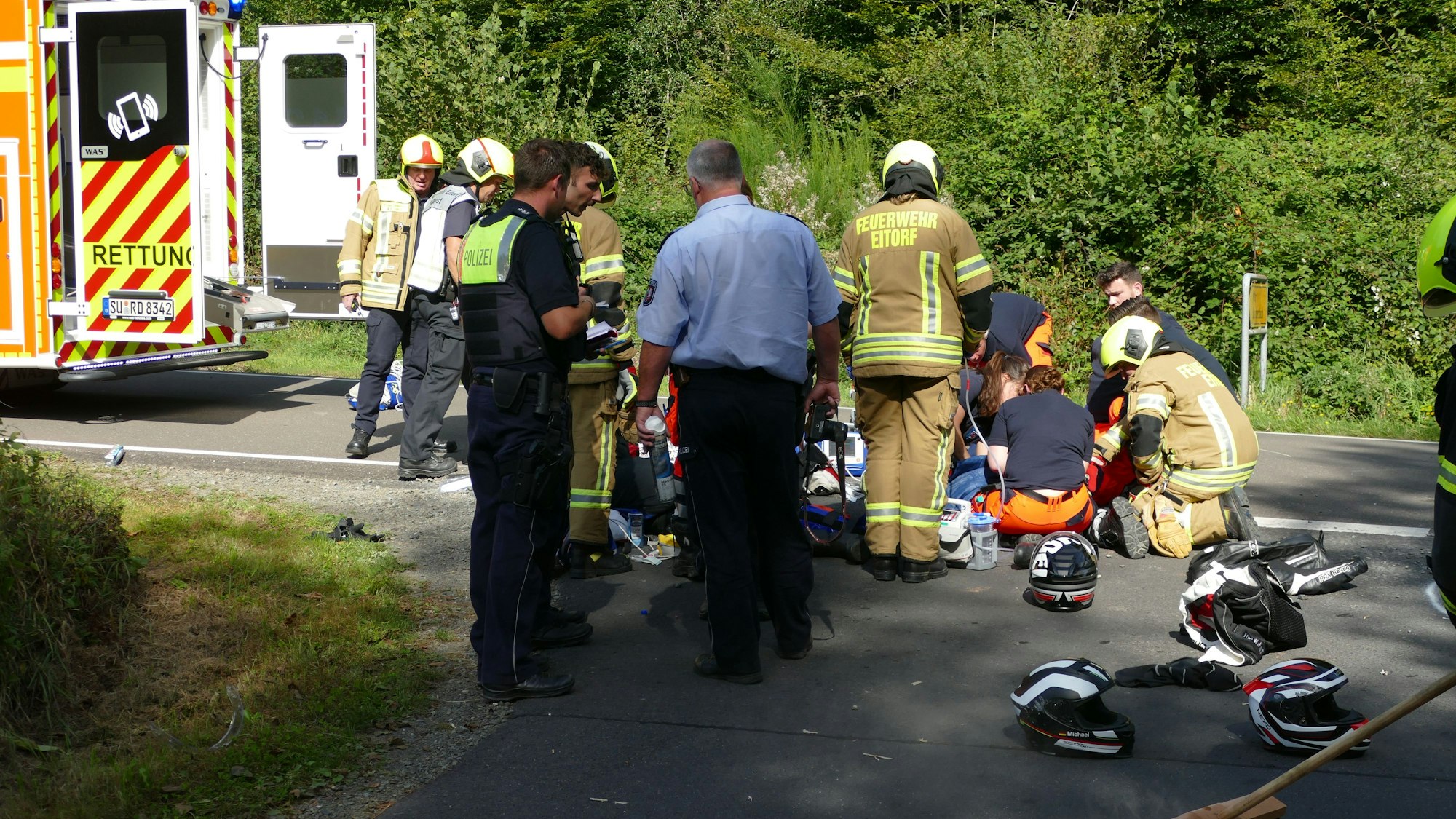 Rettungskräfte versorgen Verletzte auf einer Straße.