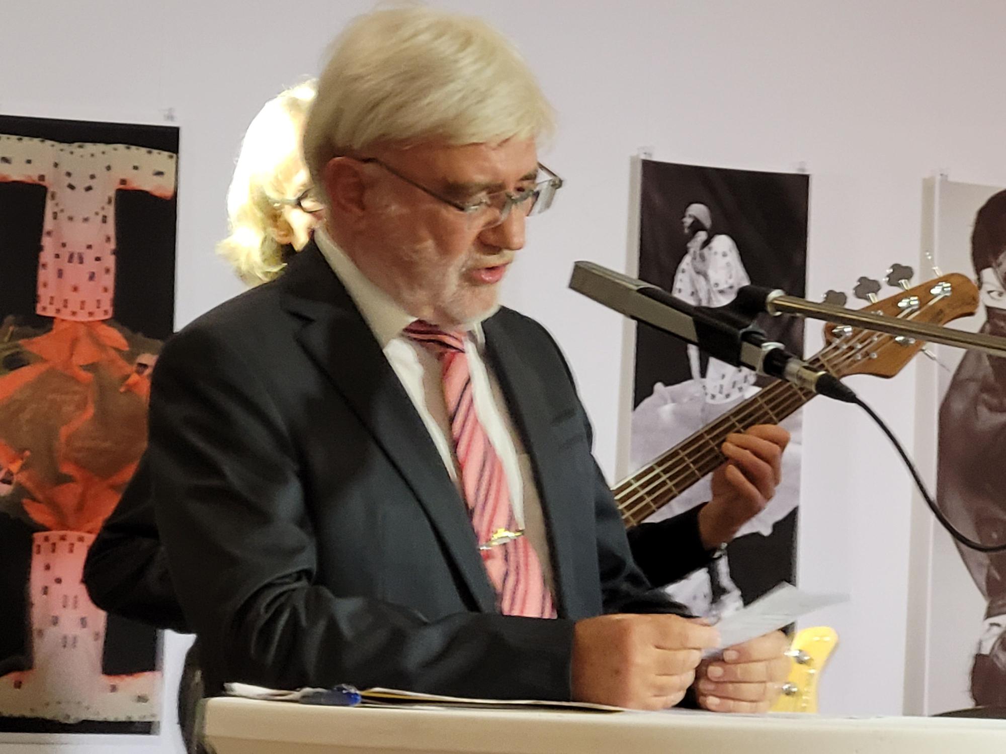 Der neue Ehrenbürger Jürgen Rembold überraschte als Sänger und Songschreiber.