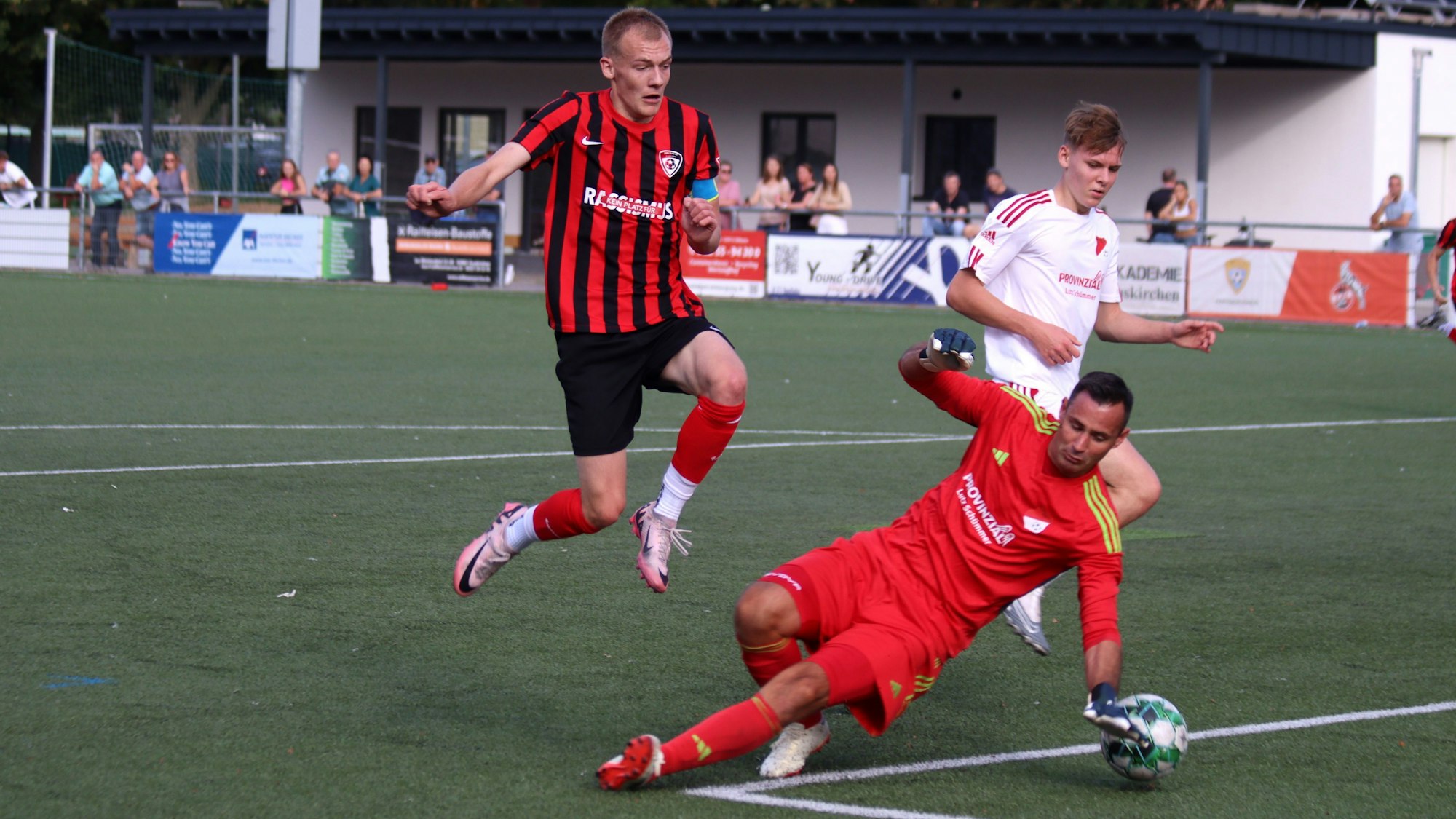 Luke Bungart springt über den Torwart aus Schönau, der sich ihm entgegenwirft.