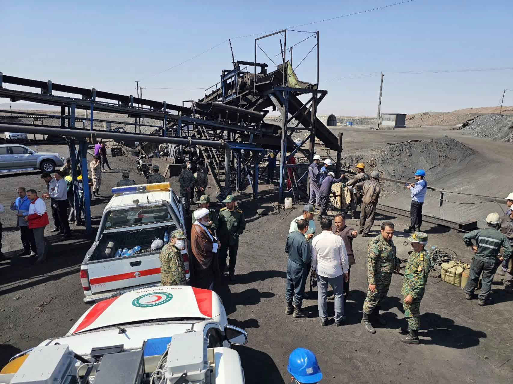 Iran, Tabas: Auf diesem von der iranischen Gesellschaft des Roten Halbmonds veröffentlichten Foto sind Bergleute und Polizisten am Standort einer Kohlemine etwa 540 Kilometer südöstlich der iranischen Hauptstadt Teheran zu sehen. Hier starben zahlreiche Menschen bei einer Explosion.